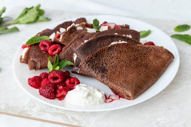 Crepes de chocolate y espelta con ricotta y frambuesas calientes