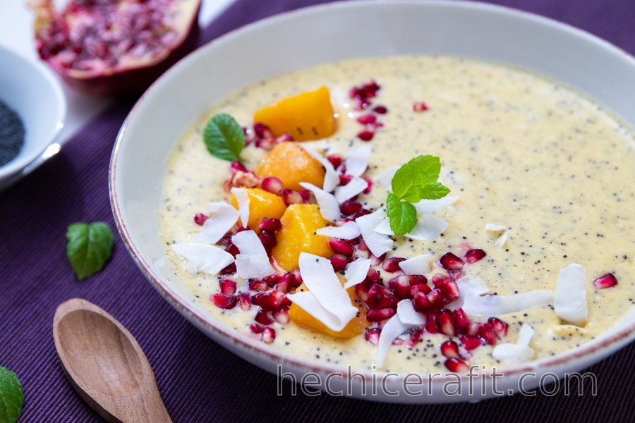 Batido de mango en tazón con semillas de amapola 