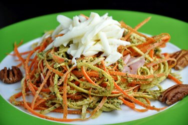 “Espagueti” de zanahoria y perejil con pesto de albahaca